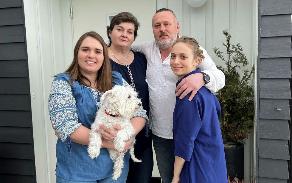 De er nå samlet i Vadsø, familien til Volodymyr og Iryna, med døtrene Sofiia (til venstre) og Galyna (til høyre).
 Foto: Privat