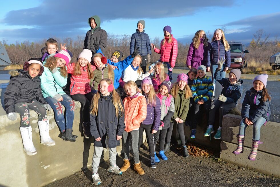 På vegne av hele Lakselv barneskole ønsker klassene 5A og 5B velkommen til åpen dag på skolen fredag, der alle elevene har forberedt seg godt for å få inn mest mulig penger til ål hjelpe andre. 5. klassene har laget krøkebærsaft og sydd handlenett som de selger på fredag.
 Foto: Sonja E. Andesen