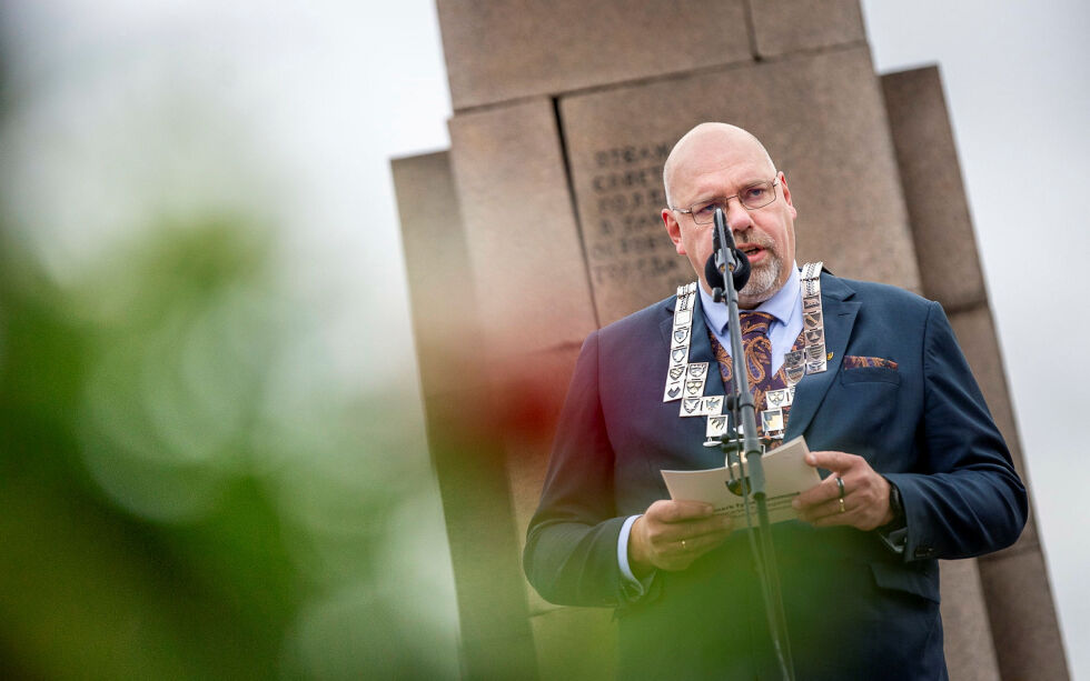 Fylkesordfører Hans-Jacob Bønå skal holde åpningstalen på frigjøringskonferansen i Alta. Bildet er fra kransenedleggelse ved Frigjøringsmonumentet i Kirkenes 25. oktober 2024.
 Foto: Cecilie Bergan Stuedal