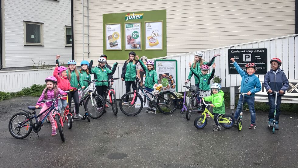 Disse barna fra Honningsvåg gleder seg til 1. august, når «Tour of Norway for kids» skal avvikles på stedet.  Fra venstre Melinda Johansen, Ronja Kjosbakken, Renate Johansen, Ronja Bakke, Thea Helene Leinan, Frida Thomassen, Wanda Leinan, Ine Marie Kristiansen, Helle Kristiansen, Vegard Lyngedal, Sigve Kjosbakken og Mohammed Amin Ahmed.
 Foto: Siri Lyngedal