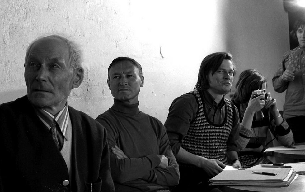 Tolkekurset i Utsjok, mars 1974. Fra venstre Markus Bals fra Vilasund ved Umesjøen, sjefstolk Jens Poulsen, Grønlandsministeriet i København, Ole Henrik Magga, Kautokeino/Oslo, Helvi Nuorgam Poutasuo, Utsjok/Helsinki og Oula Näkkäläjärvi, Enontekiö.
 Foto: Odd Mathis Hætta
