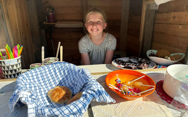 Abi (10) med sommerkiosk ved Bjørnevatn