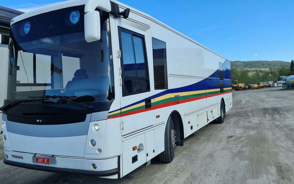 Bøk­ene og den sør­sa­mis­ke sym­bo­le­ne er fjer­net, men same­flag­gets far­ger skal fort­satt smyk­ke buss­en når den nå går vid­ere i ny bruk. (Foto: Nord­land fyl­kes­kom­mu­ne)