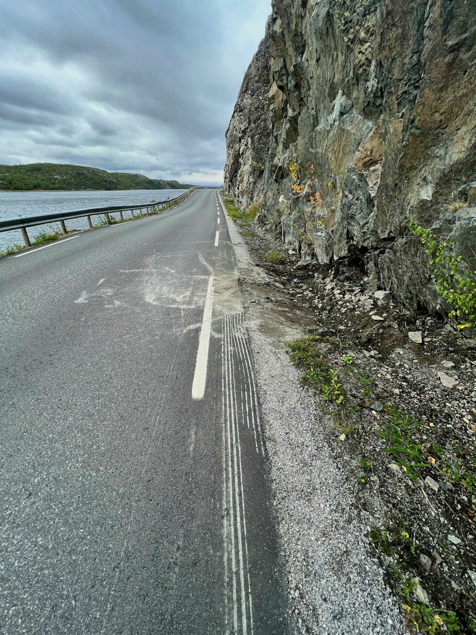 Steinblokka på flere tonn, som ble knust til steiner av ulik størrelse da den falt ut på veien, kom fra lav høyde i fjellsida, og det ble renska i fjellet rundt rasstedet.
 Foto: Charlotte Jørgensen, Troms og