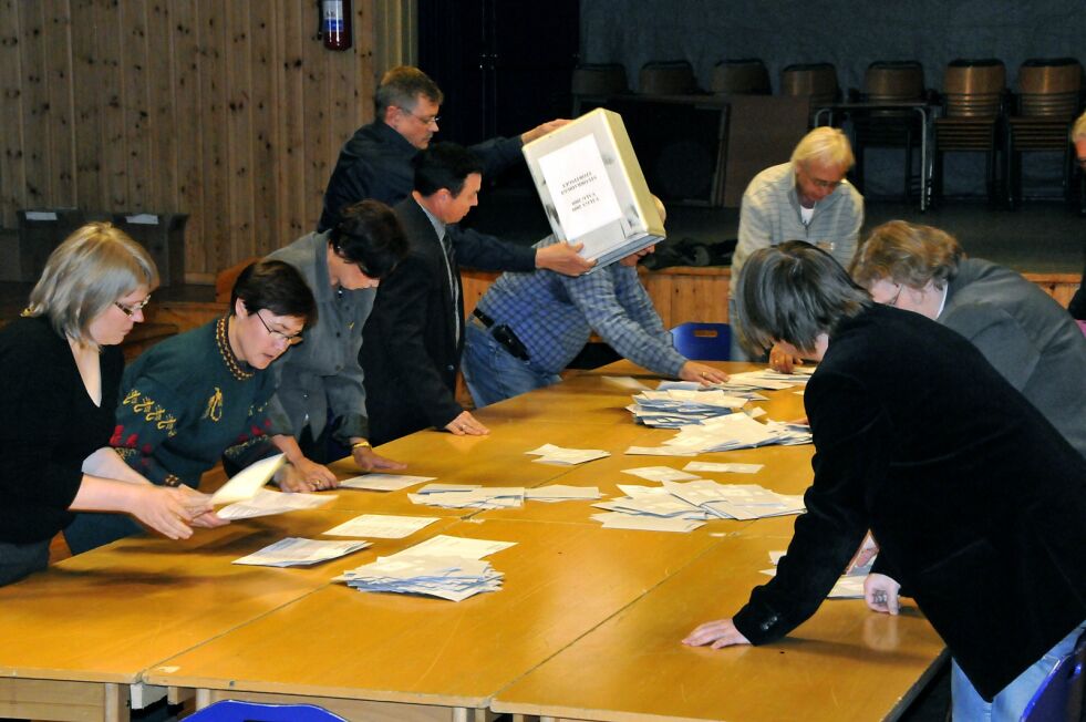 Kommunevalget i Karasjok er godkjent av departementet etter å ha behandlet klagen på gjennomføringen. Her fra opptellingen ved et tidligere valg.
 Foto: Stein Torger Svala (Arkiv)