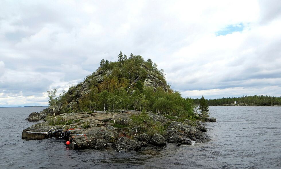 Ukkonsaari, foto Vilfred Ingilæ, tegning av Paulaharju.
 Foto: Vilfred Ingilæ
