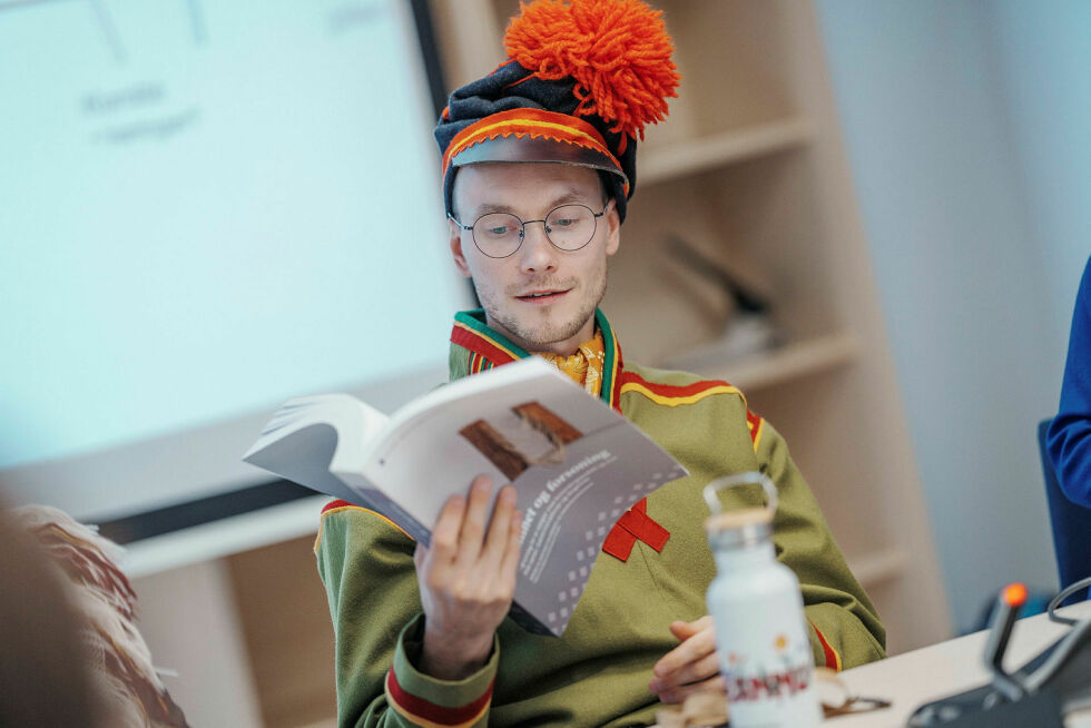 Sametingsråd Runar Myrnes Balto med den 2,1 kilo tunge rapporten fra Sannhets- og forsoningskommisjonen.
 Foto: Ørjan Marakatt Bertelsen