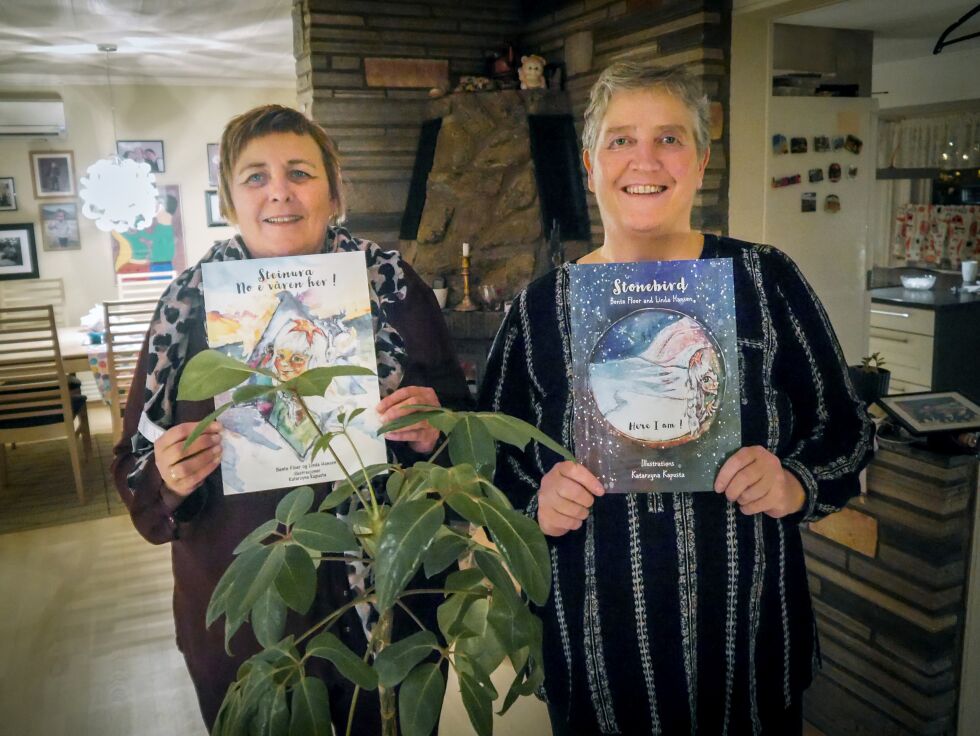 Bente Floer (til venstre) og Linda Hansen fra Honningsvåg har skrevet ny bok om den lille miljøbevisste jenta Steinura. Første bok har fått en mottakelse som de to ikke hadde drømt om. Bente holder her en utgave av bok nummer to i serien, mens Linda holder opp en engelsk utgave av bok nummer en.
 Foto: Geir Johansen