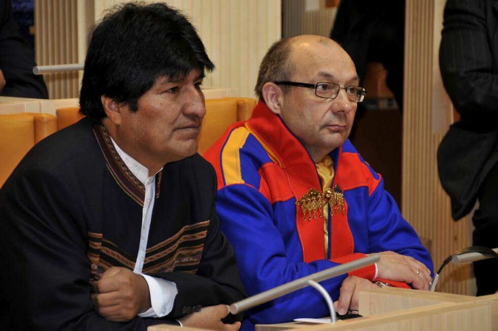 President Juan Evo Morales Ayma ble sparket av de væpnede styrker. Sametingspresident Egil Olli synes Morales har vært en fin president for Bolivias fattige underklasse, urfolksmajoriteten. Her fra Morales gjenbesøk på Sametinget i mai 2010.
 Foto: Stein Torger Svala