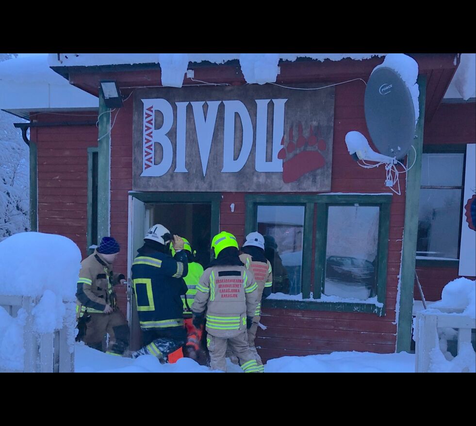 Karasjok brannvesen brukte ikke mange minutter på å mobilisere da alarmen gikk i nabolokalene til bensinstasjonen.
 Foto: Stein Torger Svala