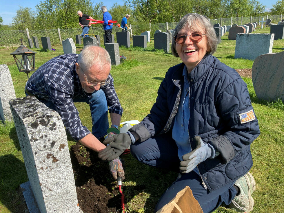 Mary Amundsen og Arvid Samuelsen steller en grav.
 Foto: Anthon Sivertsen
