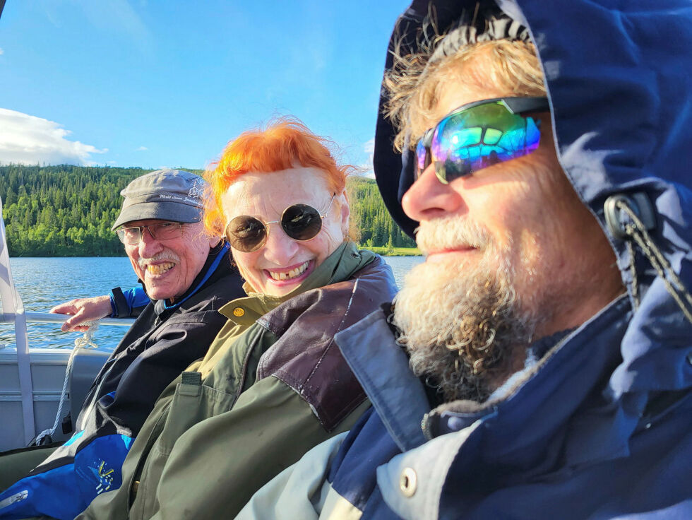 På tur over Namsvatnet. Fra venstre Bjarne Aasum, Kari Hustad og Vegar Hyll.
 Foto: Erlend Skjetne