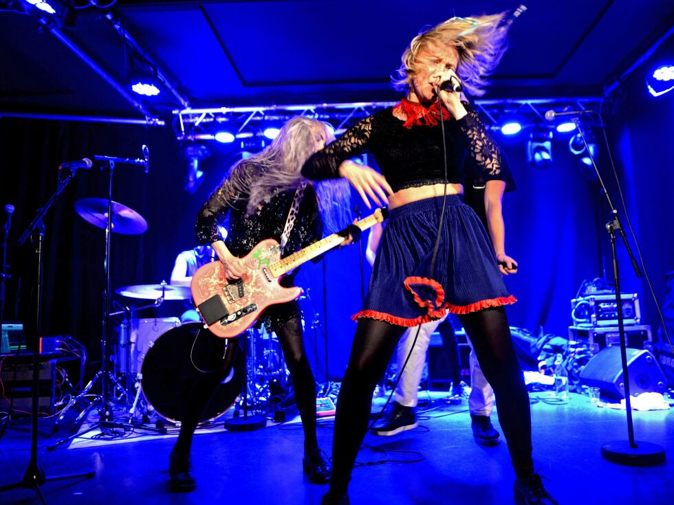 Frontvokalistene Hánná og Iki sparte ikke på kruttet under onsdagens konsert.
 Foto: Sunniva Bornøy