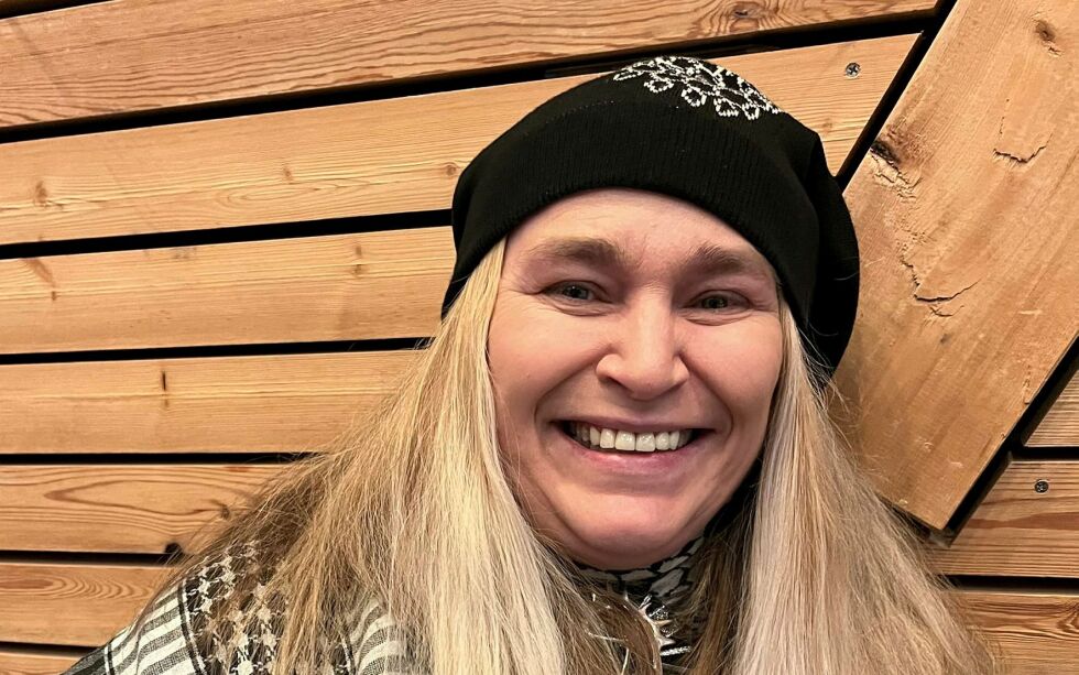 Styreleder i Sámi Dáiddáčehpiid Searvi/Samisk Kunstnerforbund (SDS), Lene E Westerås, ønsker Romssa Sámi viessu velkommen.
 Foto: Elin M. Wersland