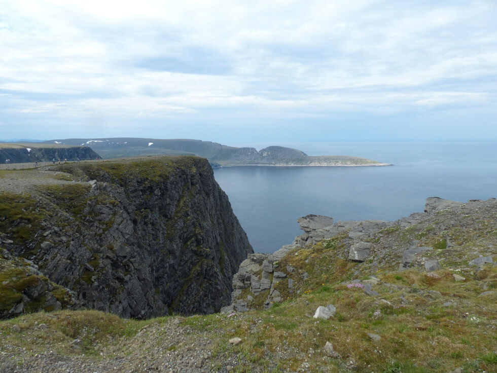 Knivskjellodden; her sett fra Nordkapp, har fått besøk av stadig flere turister de siste årene.
 Foto: Geir Johansen