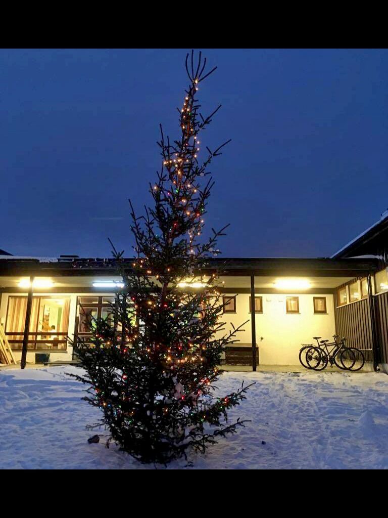 Før kommunestyret i Nordkapp behandler saken om overføring av ungdomstrinnet fra Gjesvær skole (bildet) til Honningsvåg vil det bli lest opp et protestskriv fra befolkningen i Gjesvær.
 Foto: Helene Walsø Kanstad