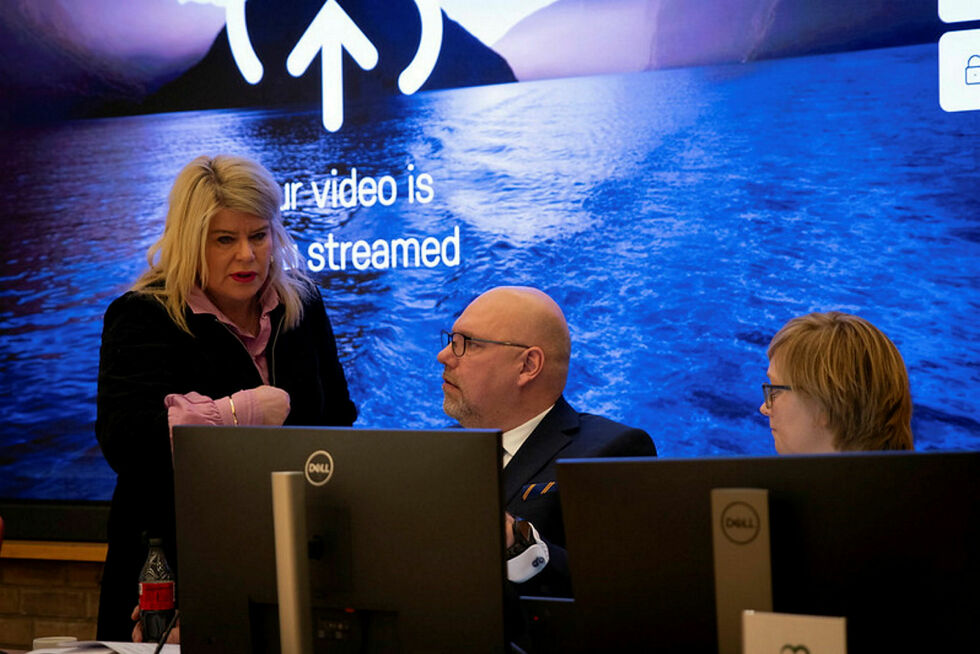 Fylkestinget, her representert ved Linda Randal (Ap), fylkesordfører Hans-Jacob Bønå (H) og fylkesvaraordfører Heidi Holmgren (Sp), er enige om at en prøveordning med gratis kollektivtransport for barn og unge under 20 år skal utredes.
 Foto: Finnmark fylkeskommune