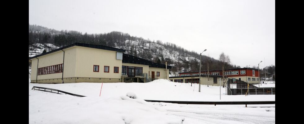 Kommuenstyret har vedtatt at denne skolen på Liland skal erstattes med en ny fra 2019. Selv om fire representanter skulle bli erklært inhabile blir vedtaket stående, da bare én av 17 stemte imot.
 Foto: Steinar Solaas