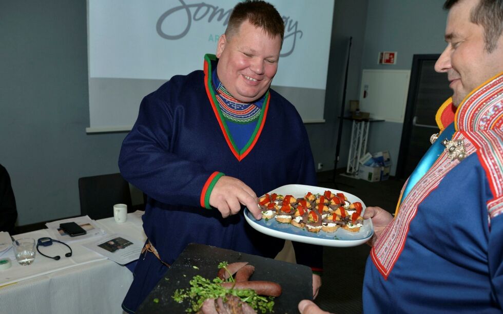 Ikke bare ko­ke­kjøtt og skav. John Anders Li­fjell, som er le­der i Mar­keds­ut­val­get for rein­kjøtt, tar en smaks­prø­ve av én av utal­li­ge ret­ter som kan la­ges på rein­kjøtt.
 Foto: Steinar Solaas