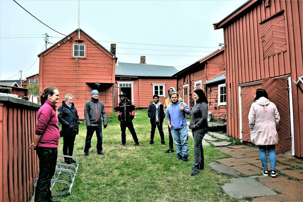 Flere grupper besøkte Tuomainengården. Her ansatte ved DigForsk. Nærmest til venstre formidler Lisbeth Dragnes og nærmest henne, DigForsks daglige leder, Hege Stock.
 Foto: Bjørn Hildonen