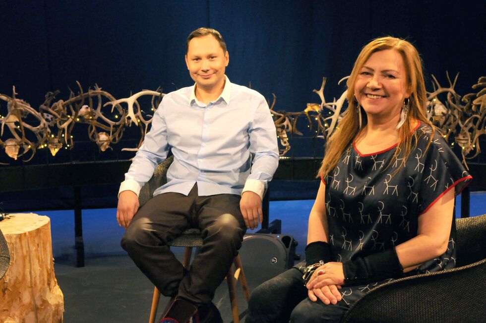 Árdnas programleder jubler over å ha folkekjære Mari Boine i studio for første gang i programmets historie.
 Foto: Stein Torger Svala