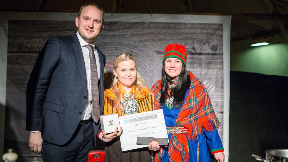 Inga Biret Márjá Triumf sammen med landbruks- og matminister Jon Georg Dale og NRL-leder Ellinor Jåma.
 Foto: Wil Lee-Wright/Markesutvalget for reinkjøtt