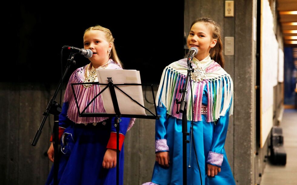 Amy Linnea Solbakken Rasmus og Sara Elen Anna Gaup Eira ga en verdig hedersseremoni til redaksjonen som står bak Karasjok årbok. Foto: June Helén Bjørnback