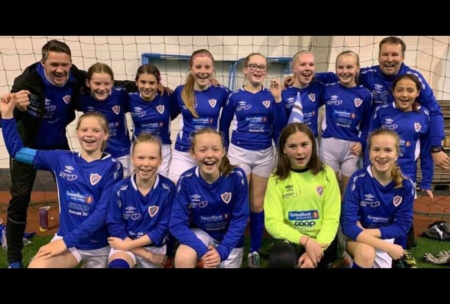 KIFs jenter kunne juble for seier i finalen i 9er klassen etter straffesparkkonkurranse.
 Foto: Privat