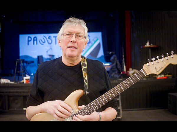 Glad gutt med gitar