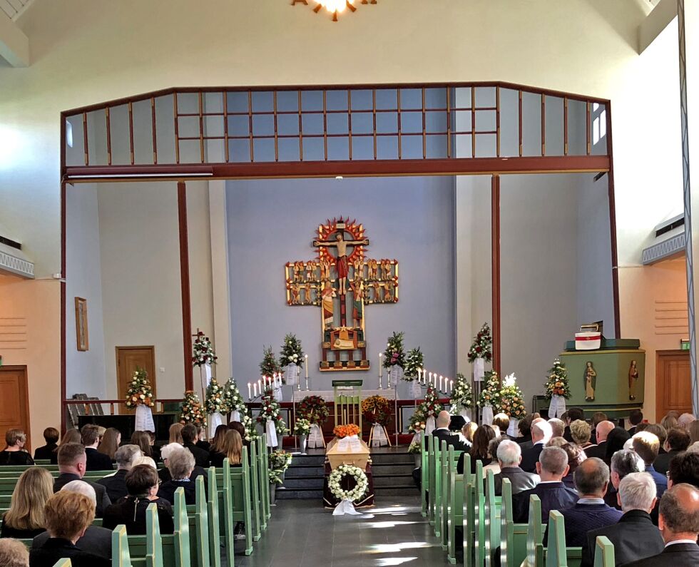 Tirsdag tok en nesten fullsatt Kirkenes kirke et enkelt, vakkert og verdig farvel med Alfon Nikolai Jerijärvi.
 Foto: Hallgeir Henriksen