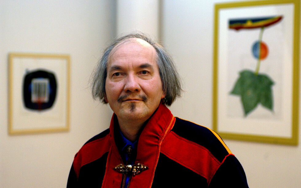 Elle-Hánsa, Hans Ragnar Mathisen, med tilnavnet Keviselie, åpner lørdag utstilling i Alta, kalt «Dáiddabarggut – Dáiddabarggus eallit - Kunst som arbeid – Kunst som begrunnelse for å leve».
 Foto: Pressefoto