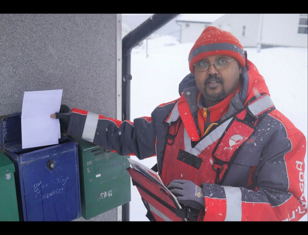 Abdi Haji Farah har arbeidet som postbud i Nordkapp siden i 2011. Til tross for at vinteren kan by på  forskjellige værutfordringer trives han veldig godt med arbeidet sitt.
 Foto: Geir Johansen