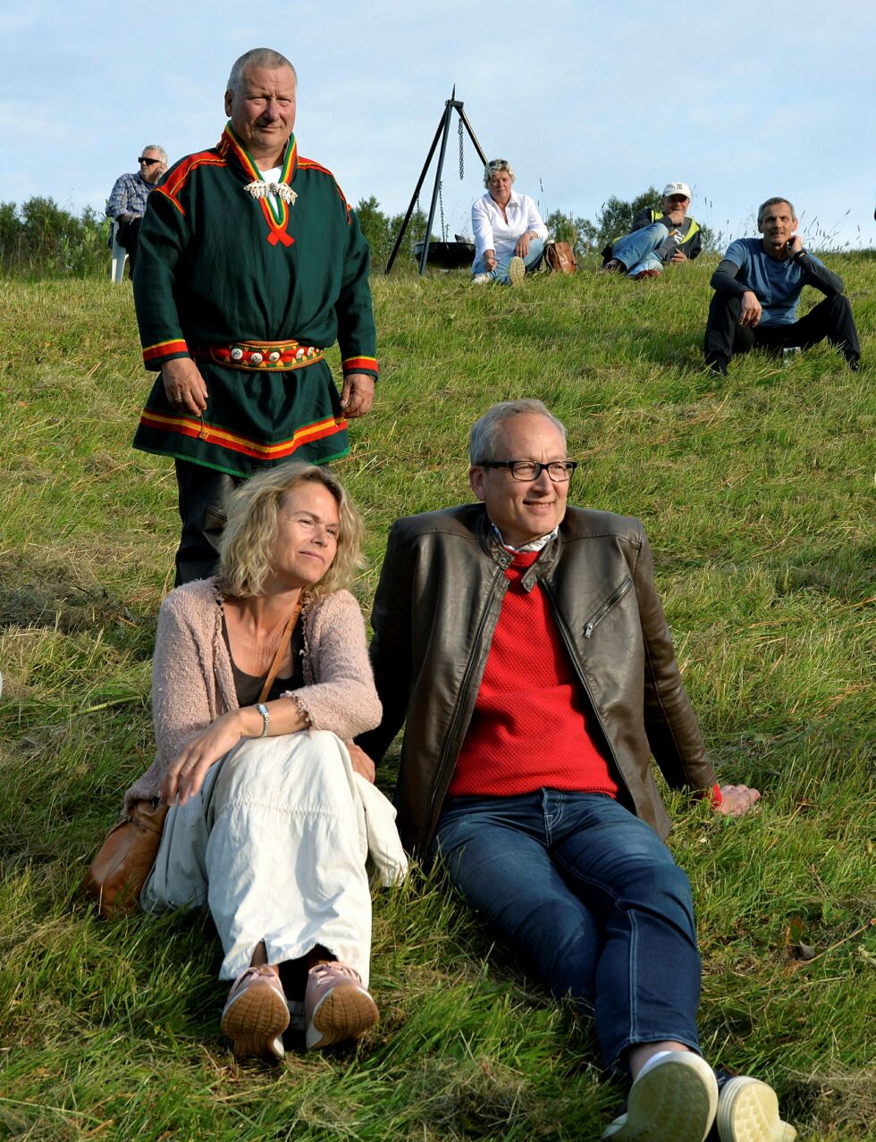 De ønsker å hjelpe Moria-barna. Ordfører og leder i Evenes Ap, Terje Bartholsen sammen med «first lady» og kommunestyrerepresentant Trude Hagland. Bak første vara til kommunestyret, Geir Elvebakk Moski. Foto: Steinar Solaas