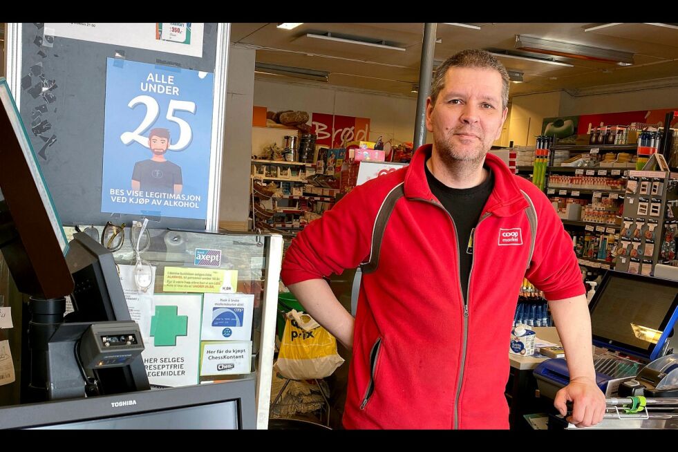 Arnold Håkonsen er butikksjef ved Coop Marked i Børselv. Han prøver å se lyst på ting, selv om det er mye fokus på elendighet nå om dagen. Foto: Marius Thorsen