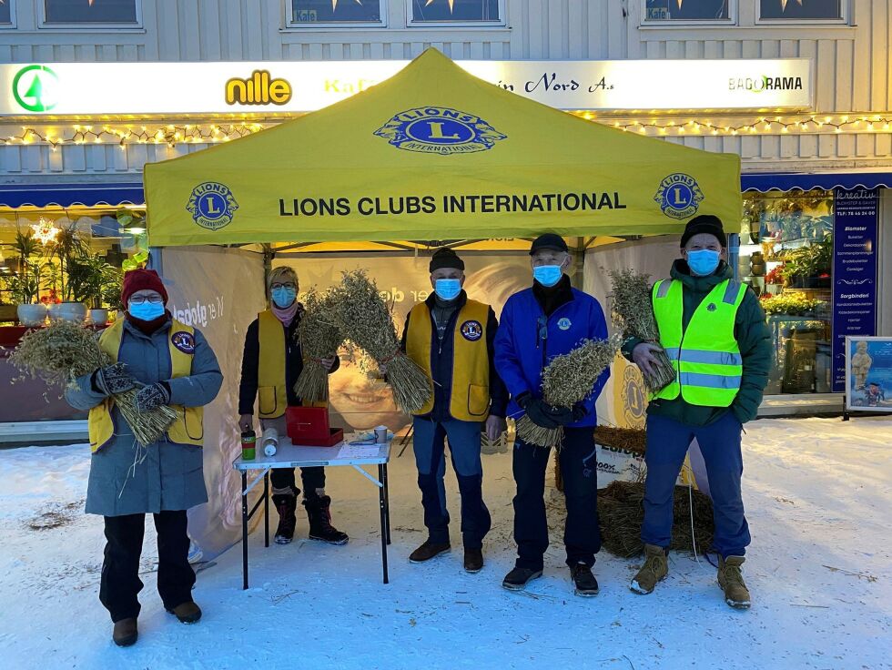 Lørdag solgte Lions Club Porsanger medlemmer julenek på torget i Lakselv. Foto: Roger Albrigtsen