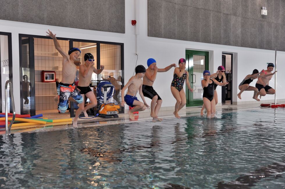 6. og 7. trinn har gledet seg lenge til å hoppe ut i det nye bassenget i Tana svømmehall. Fredag i forrige uke startet Tana opp med skolesvømming igjen.
 Foto: Erik Brenli