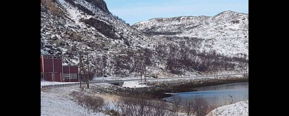 Planene er at det skal hentes ut vann til settefiskanlegget fra et tverrslag til tunnelen til Gandvik kraftverk (til venstre i bildet).
 Foto: Privat