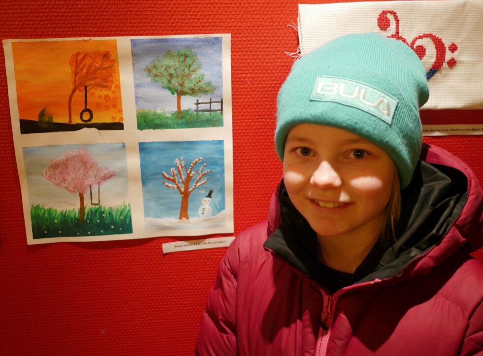 Ronja Indrøy viste frem sin tegning «De fire årstider» og en tegning til under kulturmønstringen.
 Foto: Geir Johansen