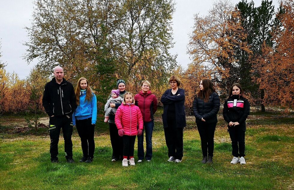 Foresatte, elever og besteforeldre i Neiden krever nå at det snarest ordne opp i skyssaken i Neiden. Fra venstre: Kjell Sverre Josefsen, Hanne Christine Holmberg Sundfær, Pia (6 md.), Heidi Johanne Ihler, Mie Ihler (10 år), Marie Abrahamsen, Torill Sivertsen, Cathrine Jørstad og Linea Hansen (12 år).
 Foto: Privat