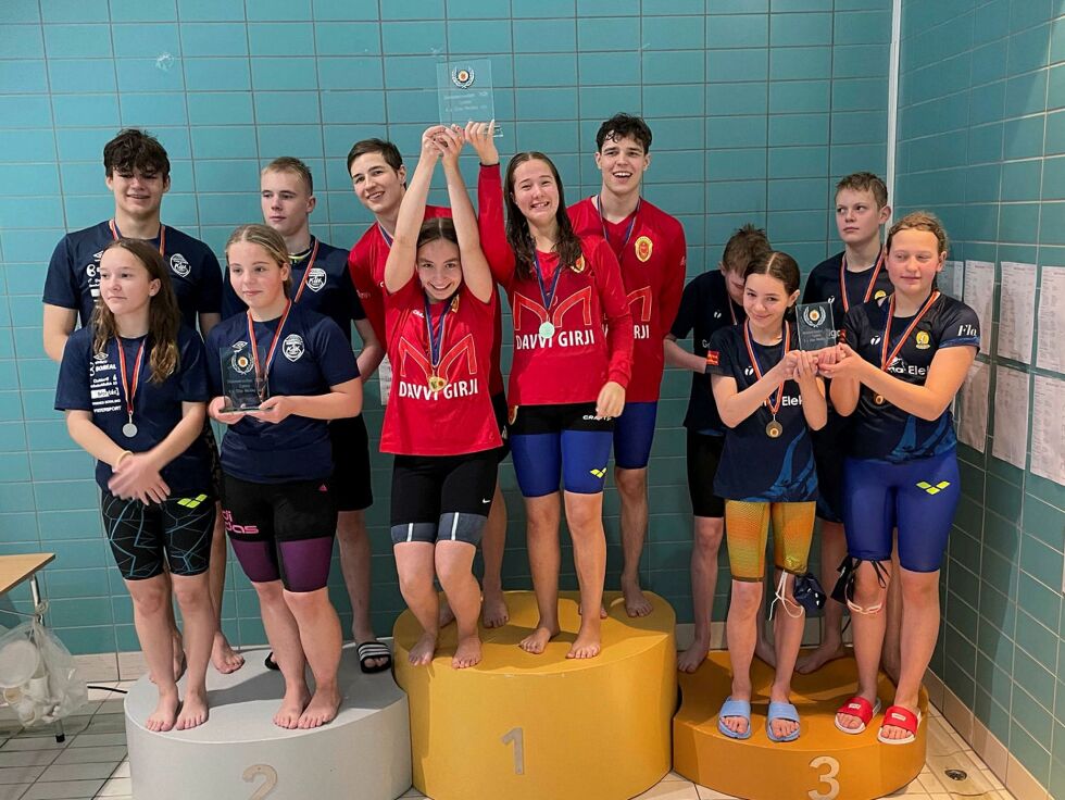 Stafettlag 4 x 50 m medley
2. plass Kirkenes: Bak fra venstre Martin Podolski og Martin Håkonsen. 
Foran fra venstre Tomine Bjørseth og Sofia Kaunulainen.
1. plass Karasjok: Bak fra venstre Jonas M. Somby og Kurt M. Somby. 
Foran fra venstre Rikke Inger Hansen og Henriette Nilsen.
3. plass Hammerfest: Bak fra venstre Jonathan Fjellstad og Mathias Hattrem. Foran fra venstre Adelen Hansen og Live Karoline Blegeberg Berntsen.
 Foto: Karasjok svømmeklubb