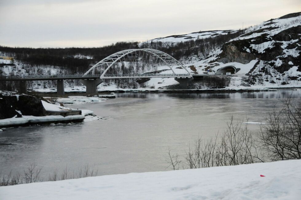 Innerst i Bøkfjorden, ved Elvenes, har kuldegraden den siste tida ført til at vannet i denne bukta frøs til.
 Foto: Hallgeir Henriksen