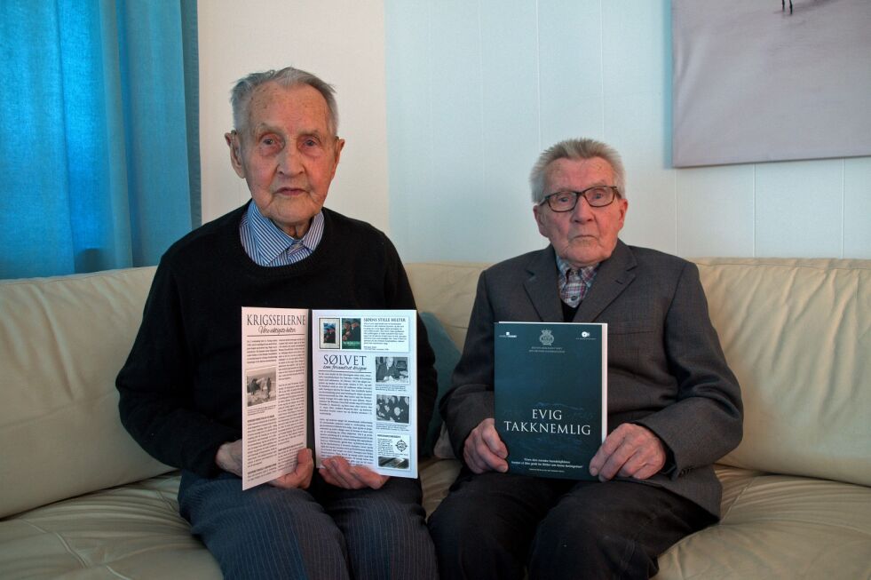 94-årige Ludvik Johnsen og 96-årige Oluf Johnsen med krigsseilermedaljer.
 Foto: Privat