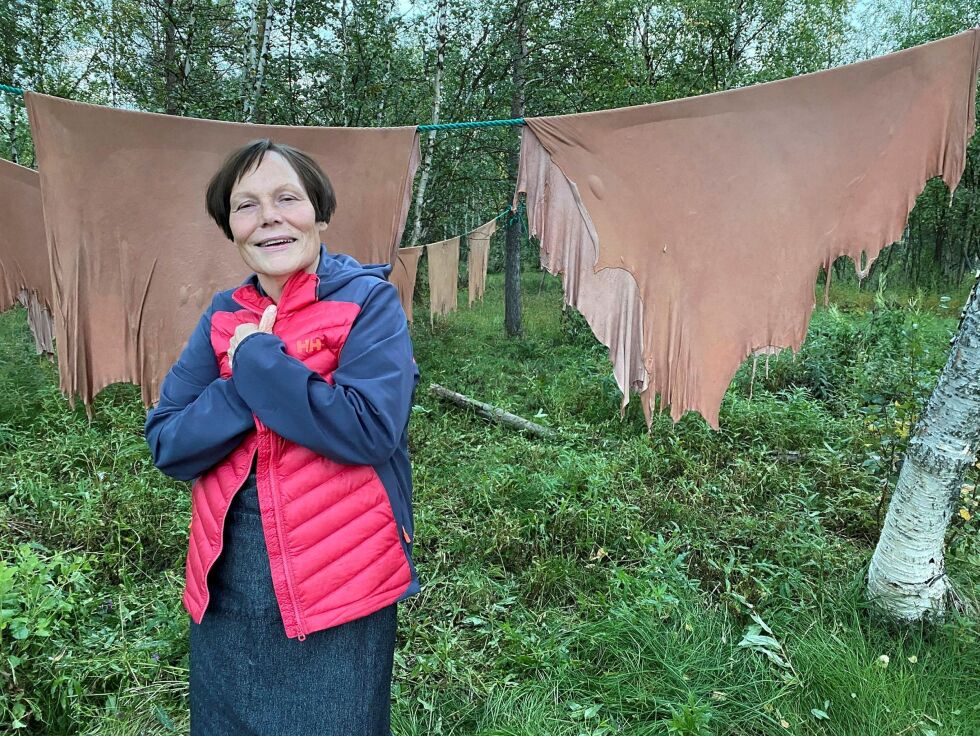 Pia Jannok kan kunsten i garve skinn. Dette bildet er tatt utenfor hennes hjem i Karasjok.
 Foto: Elin Wersland