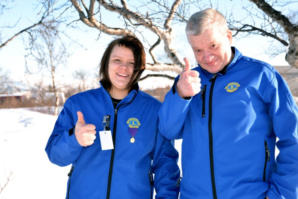 I morgen er det 42. gang Lions Club Porsanger har klart å mobilisere både folk og ressurser for å gi utviklingshemmede et aktivitetstilbud på vinteren. Det er de mektig stolt av, årets ukesjef Linda Stene og lokal Lions-president Ragnar Thomassen.
 Foto: Sonja E. Andersen