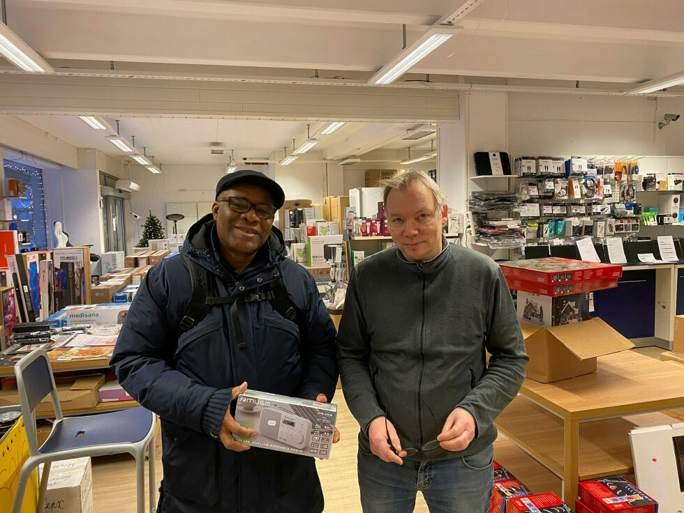 Den cu­bans­ke asyl­sø­ke­ren Adil Sua­rez Rodiles er svart glad for ra­dio­en han fikk av Mo­bil­da­ta og Dag Yng­ve Øver­li, et­ter at de fikk høre at han ikke had­de råd til å kjø­pe seg ra­dio.
 Foto: Hallgeir Henriksen