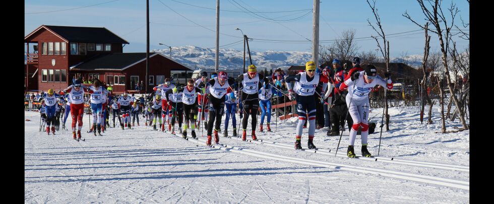 Det knytter seg mye spenning til stafetten. Her fra starten på guttestafetten, der Medkila til slutt vant foran Tromsø SK og Altas IF.
 Foto: Torbjørn Ittelin