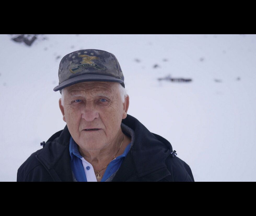 Konrad Karlsen fra Honningsvåg og hans familie har hatt hytte i Østerelva i over 50 år. Nå mener han at hytte-området ødelegges fordi massiv turisttrafikk skjer på en vei som Forsvaret har anlagt i området.