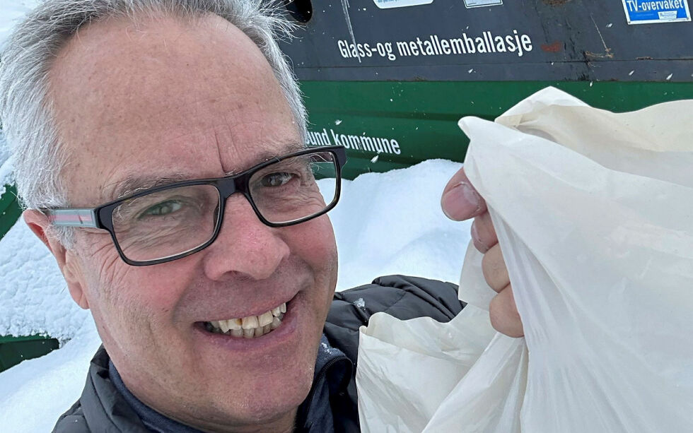 Frank William Jon fra Kokelv vil gjerne være miljøvennlig og sortere avfallet, men må kjøre til Skaidi for å kaste glass- og metallavfall.
 Foto: privat