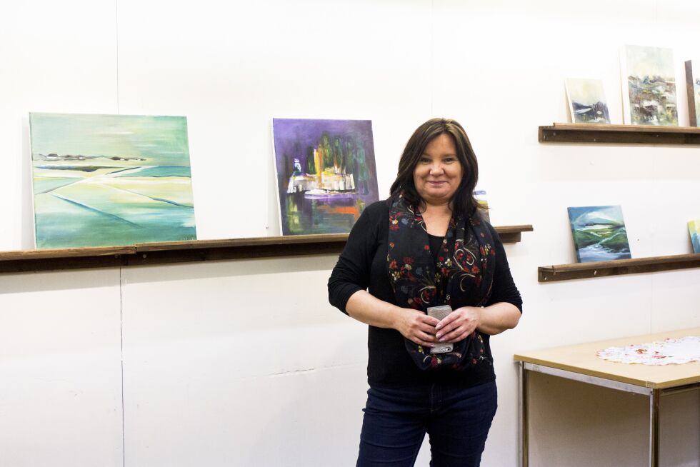 Ellen Brita Anti fra Karasjok er strålende fornøyd med egen utstilling, og gleder seg over de gode tilbakemeldingene fra publikum.
 Foto: June Helén Bjørnback