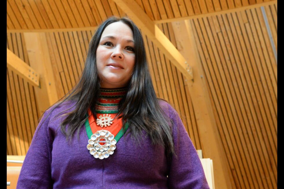 Ellinor Marita Jåma løfter vindkraftsaken på Fosenhalvøya for Sametingets plenum.
 Foto: Steinar Solaas